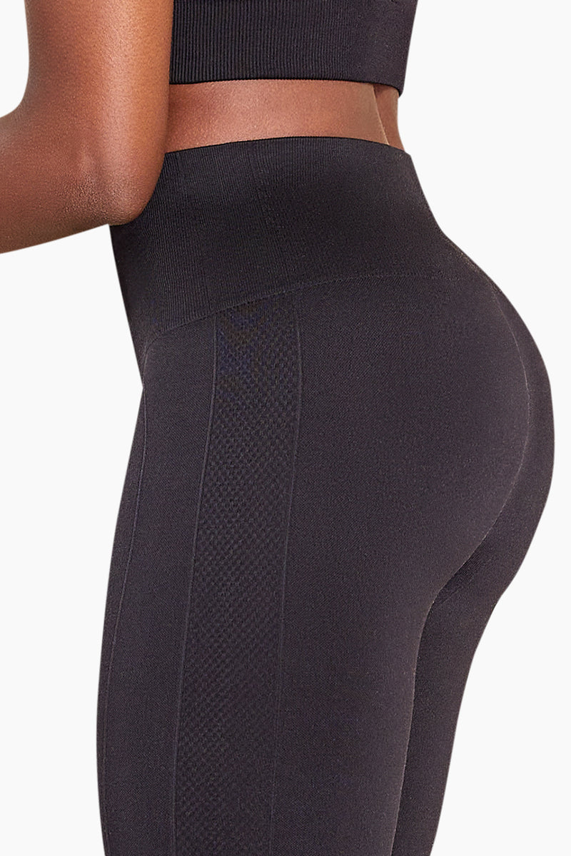 Curveez Leggings for Women Relax in black with high waist and moderate compression, designed for shaping hips, thighs, and lifting the booty.