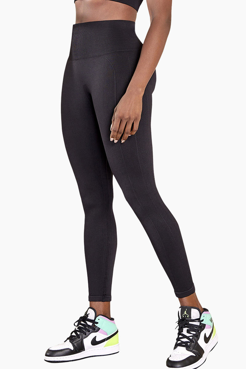Curveez Leggings for Women Relax in black with high waist and moderate compression, designed for shaping hips, thighs, and lifting the booty.